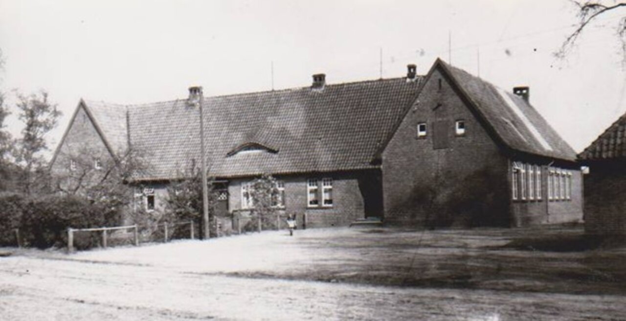 Ein schwarzzweißes Bild der Hohefelder Schule aus den 1950er Jahren