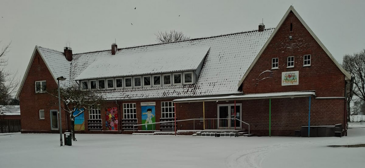 Die ehemalige Grundschule Hohefeld im Winter